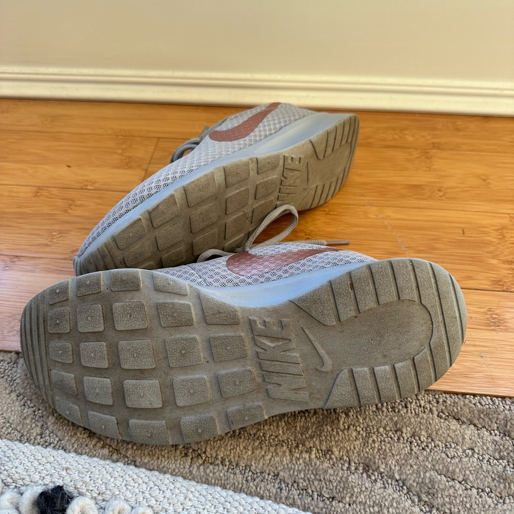 Women’s Nike’s Size 8.5 gray with rose gold swoosh - Picture 4 of 4